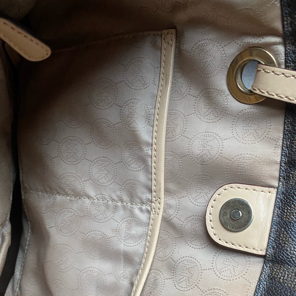 A Michael kors classic tote! - Picture 6 of 6